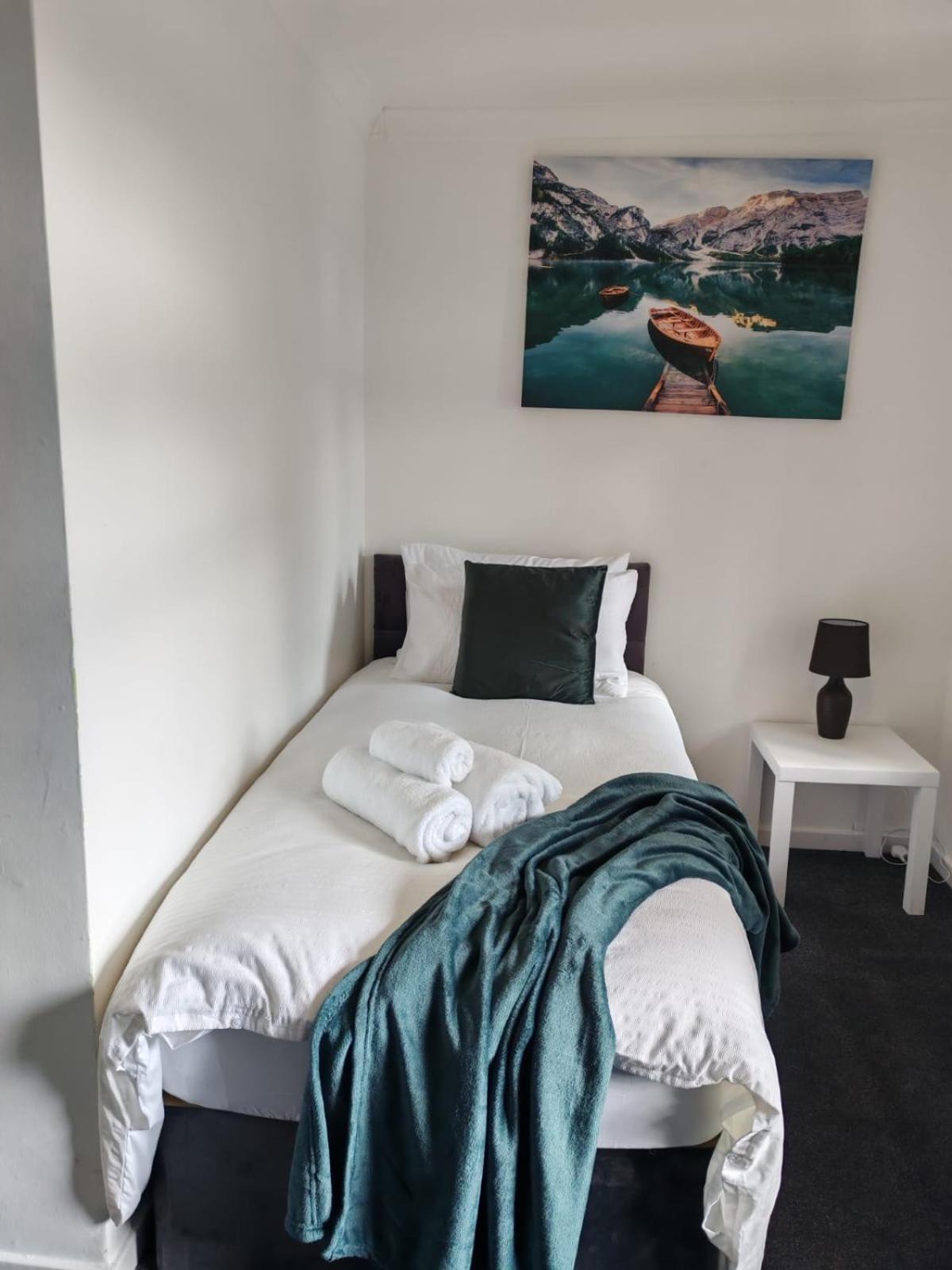 The Randolph Cosy 3br Close To Shops Apartment Milton Keynes