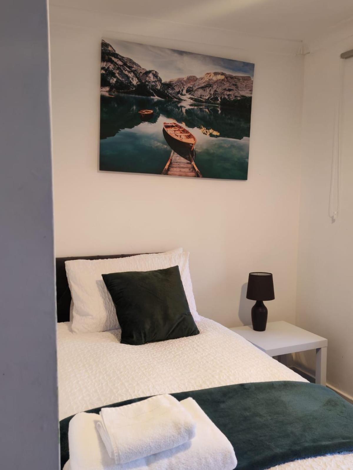The Randolph Cosy 3br Close To Shops Apartment *